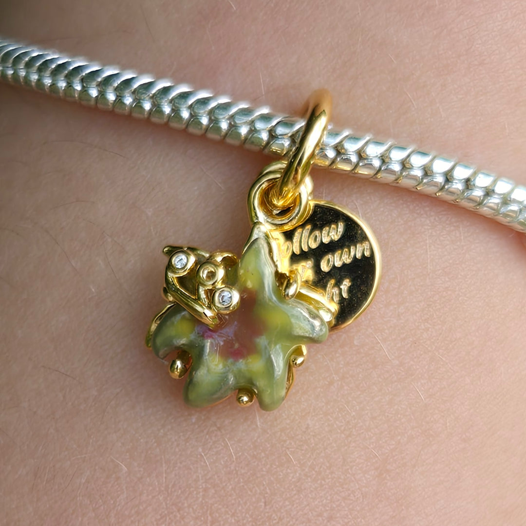 Ce charm pendentif en&nbsp;argent 925&nbsp;s’inspire de la campanule « raiponce », fleur liée au conte Rapunzel, sculptée en délicates pétales bicolores avec de petits accents scintillants pour un rendu poétique et lumineux. Symbole de gratitude, d’humilité et de constance en amour et en amitié, la campanule apporte une touche florale raffinée, parfaite pour personnaliser un bracelet à charms ou égayer une chaîne en collier. Compatible avec les bracelets de style Pandora, ce bijou se combine facilement aux 