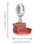 Ajoutez une touche de nostalgie et de confort à votre collection avec ce charm représentant le célèbre fauteuil rouge de la série Friends. Fabriqué en argent sterling S925, ce charm combine qualité et éclat, capturant parfaitement l'essence de l'emblématique canapé du Central Perk.