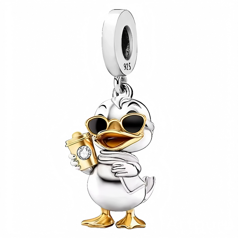 Ce charm estival décontracté met en vedette un canard blanc au bec souriant large, portant lunettes de soleil noires inclinées et tenant une tasse de café dorée avec couvercle blanc cristallin dans sa patte gantée. Les pieds orange et posture cool renforcent le vibe relax du pendentif suspendu (S925). Symbole de pauses rafraîchissantes et attitude cool, il infuse les bracelets d'une dose de bonne humeur caféinée.

Caractéristiques

Matière : Argent 925 avec émail blanc doré et cristal sur tasse.
Design : Ca