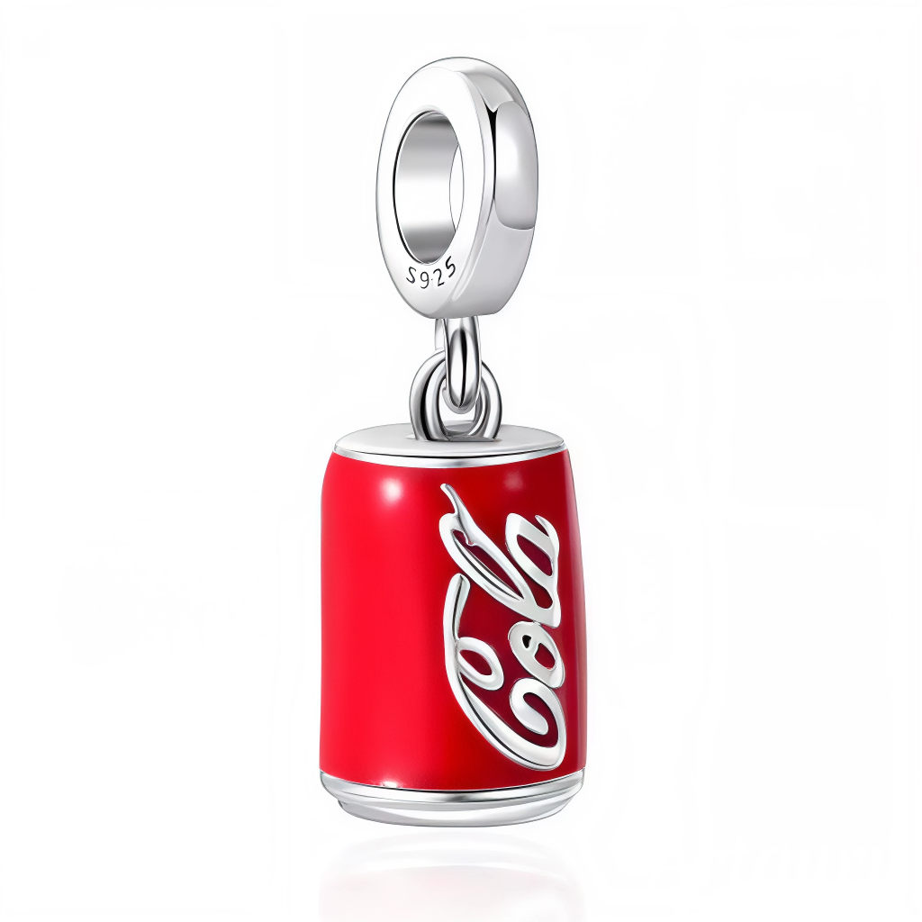 Ajoutez une touche pop et originale à votre bracelet avec ce charm en forme de canette de soda rouge ! Réalisé en Argent 925 (S925), il reproduit fidèlement une canette ornée de l’inscription “Cola” blanche sur fond émaillé rouge vif. Ce bijou fun et rafraîchissant est parfait pour les amateurs de boissons pétillantes, de style décontracté ou à collectionner entre amis.