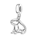 Craquez pour ce charm pendentif en argent 925 représentant un capybara, l’animal zen et attachant par excellence. Avec son design minimaliste et ses détails adorables, cette pièce unique apportera une touche de calme et d’originalité à votre bracelet ou collier. Un bijou parfait pour les amoureux des animaux et des designs mignons.