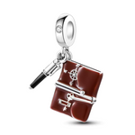 Ajoutez une touche d’inspiration et de passion pour l’écriture à votre bracelet avec ce charm en argent 925 représentant un carnet accompagné de son stylo. Symbole de créativité, de réflexion et de nouvelles idées, ce bijou évoque l'univers des écrivains, des artistes et de toutes les personnes qui s’expriment à travers les mots.

Son design raffiné et ses détails méticuleux apporteront une note élégante et pleine de sens à votre collection.