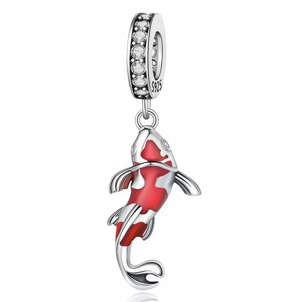 Célébrez la prospérité et la chance avec ce charm pendentif Carpe Poisson, inspiré par les traditions du Nouvel An chinois. Réalisé en argent sterling 925, ce charm détaillé symbolise la persévérance et le succès, des valeurs profondément ancrées dans la culture chinoise. Compatible avec les bracelets Pandora, ce pendentif élégant est parfait pour marquer un nouveau départ et attirer la bonne fortune tout au long de l'année.