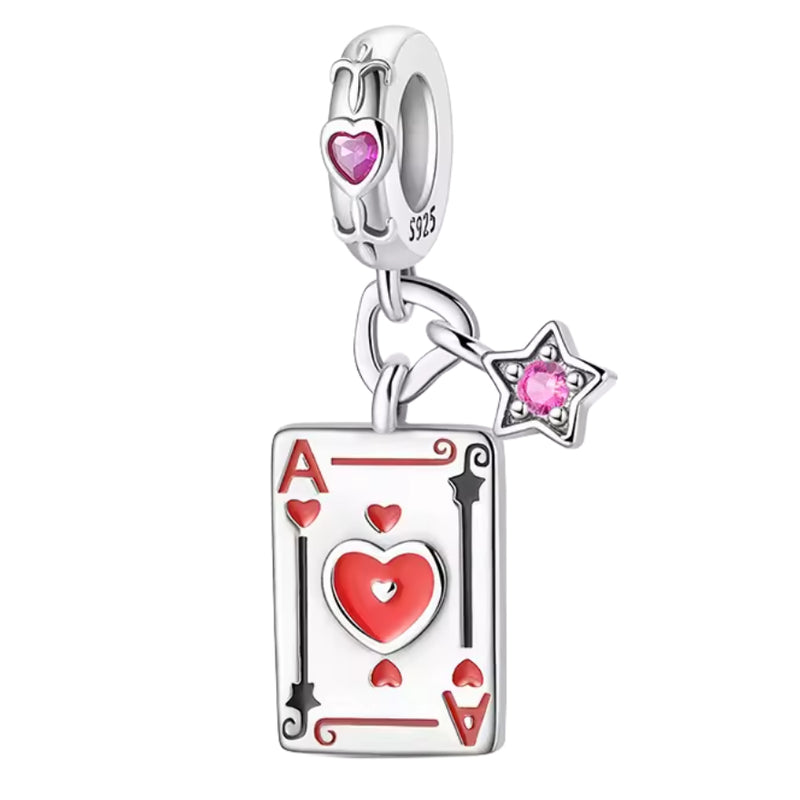Ce charm ludique audacieux expose une carte rectangulaire blanche aux bordures noires ondulées, ornée d'un grand cœur central rouge émaillé et deux cœurs latéraux assortis, surmontée d'un petit symbole pique rouge vif. Une étoile rose cristalline suspendue et un cœur violet sur l'anneau ajoutent éclat scintillant au pendentif. Symbole de chance amoureuse et esprit joueur, il anime les bracelets d'une vibe espiègle irrésistible.

Caractéristiques

Matière : Argent 925 avec émail rouge, noir, blanc et cristau