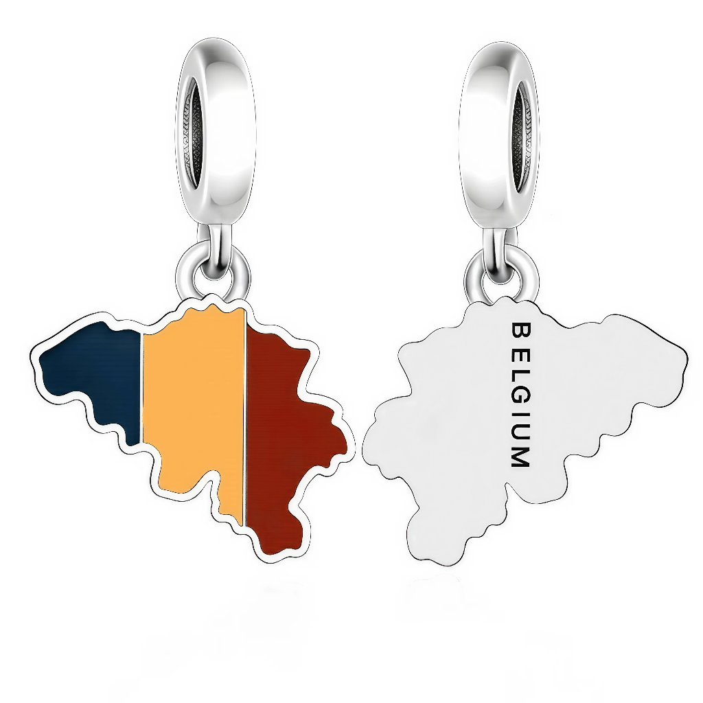 La face avant reprend le contour de la Belgique rempli de trois bandes verticales émaillées, inspirées du drapeau belge, pour un rendu coloré et reconnaissable au premier coup d’œil. Au dos, la carte reste lisse et polie avec l’inscription verticale « BELGIUM », ce qui donne un aspect moderne et épuré au bijou. Le pendentif est suspendu à une bélière simple en argent, ce qui lui permet de se balancer librement sur le bracelet et de se marier facilement avec d’autres charms de voyage.