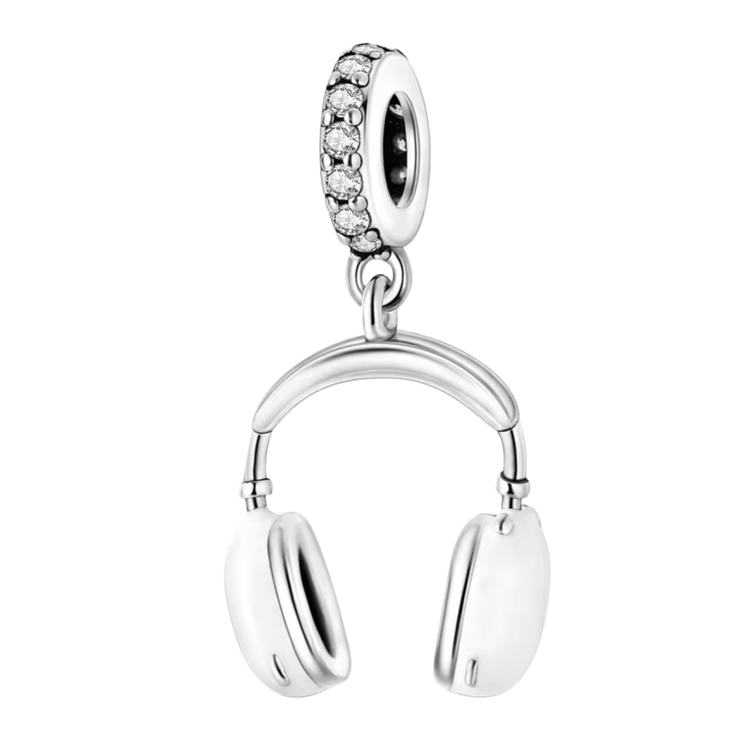 Affichez votre amour pour la musique avec ce charm en argent 925 représentant un casque audio minutieusement détaillé. Symbole de créativité, de passion et d’évasion, ce bijou évoque le plaisir de s’immerger dans ses morceaux préférés et de vivre au rythme de la musique.