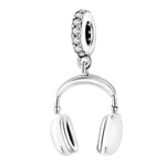 Affichez votre amour pour la musique avec ce charm en argent 925 représentant un casque audio minutieusement détaillé. Symbole de créativité, de passion et d’évasion, ce bijou évoque le plaisir de s’immerger dans ses morceaux préférés et de vivre au rythme de la musique.