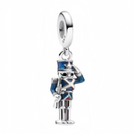 Faites entrer la magie des fêtes dans votre collection avec ce charm pendentif en argent 925 représentant un Casse-Noisette traditionnel, debout avec son uniforme bleu richement détaillé. Ce bijou raffiné évoque les contes d’hiver et l’univers enchanteur des ballets de fin d’année. Parfait pour ajouter une note élégante, féerique et intemporelle à vos bracelets ou colliers.