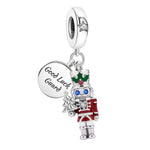 Apporte une touche festive et élégante à ton bracelet avec ce charm pendentif casse-noisette “Good Luck Guard”. Inspiré de l’univers de Noël, ce bijou en argent 925 met en valeur un casse-noisette raffiné, avec des détails colorés et une allure symbolique porte-bonheur. Un charm original et chaleureux, parfait pour les amateurs de bijoux de saison et des pièces pleines de charme.

Caractéristiques :

- Matière : Argent 925 avec détails en émail et oxyde de zirconium.
- Design : Casse-noisette mobile avec fi
