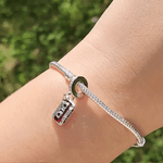 Ajoutez une touche rétro et intergalactique à votre collection avec ce charm représentant la cassette emblématique des Gardiens de la Galaxie. Fabriqué en argent sterling 925, ce charm de haute qualité est compatible avec tous les bracelets Pandora, garantissant une intégration parfaite à votre bijou préféré. Parfait pour les fans des Gardiens de la Galaxie, ce charm capture l'esprit vintage et audacieux de la cassette, apportant une note de nostalgie et de style à votre bracelet.