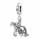 Ce charm élégant met en scène une cavalière assise sur un cheval au pas, sa longue robe fluide se déployant en cascade pour créer un effet de mouvement digne d’un conte de fées. La bélière S925 est sertie de petites pierres roses, dont plusieurs en forme de cœur, et une pierre rose illumine également la taille de la cavalière, symbolisant la passion et le romantisme. Idéal pour les amoureuses d’équitation, de princesses modernes ou de mariages féeriques.