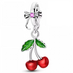 Ajoutez une touche fruitée à votre collection avec ce charm Cerises ! Fabriqué en argent S925, ce charm irrésistible représente deux cerises juteuses et brillantes, parfaites pour apporter une note de fraîcheur et de joie à votre bracelet. Que vous soyez un amoureux des fruits ou simplement à la recherche d'une pièce originale, ce charm est idéal. Compatible avec les bracelets Pandora, il apportera une touche ludique et colorée à votre style.