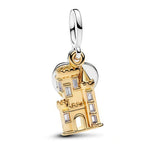 Charm Château Médiéval en argent 925, inspiré d’une forteresse historique au charme intemporel. Son design raffiné met en valeur une tour en pierre dorée, agrémentée de détails lumineux en oxyde de zirconium clair pour une finition élégante et précieuse. Compatible avec les bracelets de type Pandora, il se glisse facilement sur la plupart des bracelets à maillons ou rigides pour apporter une touche féerique, patrimoniale et sophistiquée à votre composition.