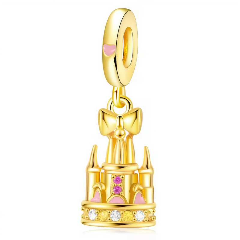 Ce charm royal éclatant érige un château miniature doré aux tours pointues jumelles, socle rose pastel festonné orné de cristaux multicolores étincelants et cœur rose central. Un grand nœud doré surplombe harmonieusement l'ensemble princier du pendentif suspendu. Symbole de contes enchantés et splendeurs impériales, il couronne les bracelets d'une aura de féerie luxueuse.

Caractéristiques

Matière : Argent avec émail rose et cristaux roses jaunes.
Design : Château tours nœud doré, socle festonné cœurs cris