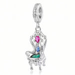 Apporte une touche originale et féerique à ton bracelet avec ce charm pendentif chaise du Chapelier fou. Son design en argent 925 s’inspire de l’univers d’Alice au pays des merveilles et évoque le célèbre goûter du Chapelier fou, entre fantaisie, poésie et décalage. Un bijou raffiné et plein de caractère, parfait pour les amoureux des contes et des pièces insolites.

Caractéristiques :

- Matière : Argent 925.
- Design : Chaise du Chapelier fou en pendentif avec finitions soignées.
- Dimensions : Taille dél