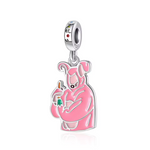 Revivez le moment hilarant de Chandler Bing dans Friends avec ce charm inspiré de son costume de lapin rose. Ce bijou capture l’esprit sarcastique et maladroit de Chandler, parfait pour les fans qui adorent les instants comiques de la série.