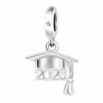 Célébrez une réussite inoubliable avec ce charm pendentif en argent 925 représentant un chapeau de diplômé finement gravé de l'inscription 2026. Symbole d'accomplissement et de nouveaux départs, ce bijou élégant est un hommage parfait à des années de persévérance. Raffiné et porteur de sens, il s’accorde harmonieusement avec vos bracelets et colliers pour marquer cette étape mémorable avec fierté et style.