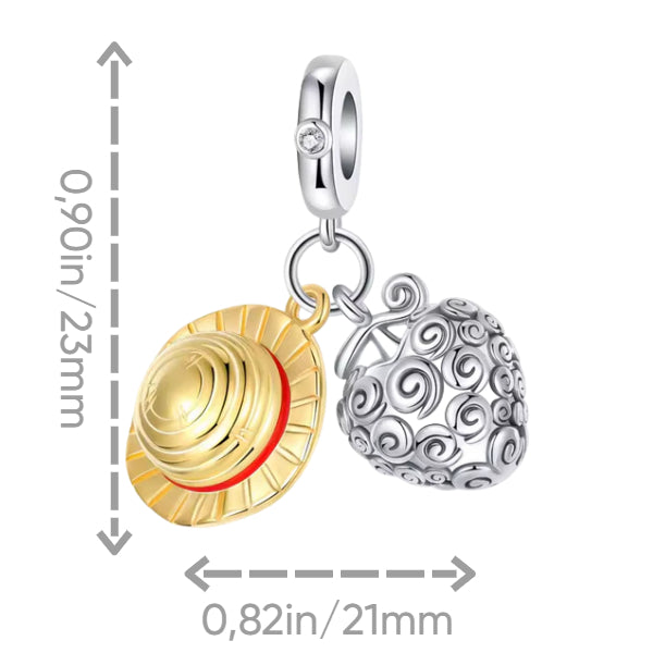 Ce charm réunit deux symboles majeurs de l’univers pirate: le chapeau de paille, travaillé en relief doré avec son bandeau rouge, et un fruit du démon en forme de cœur, ciselé de volutes « maudites ». La bélière lisse sertie d’une pierre claire apporte une touche lumineuse, tandis que la double suspension crée un joli mouvement au poignet. Un bijou statement pour les fans d’aventure, de trésors et d’amitiés indéfectibles.