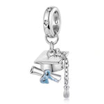 Apporte une touche symbolique et élégante à ton bracelet avec ce charm pendentif en forme de chapeau de diplôme accompagné de son parchemin. Son design en argent 925, avec des détails soignés et une allure sobre, évoque parfaitement la réussite, la fierté et la célébration d’un grand accomplissement. Un bijou idéal pour marquer une graduation avec style.

Caractéristiques :

- Matière : Argent 925.
- Design : Chapeau de diplôme et diplôme en charm pendentif avec finition soignée.
- Dimensions : Taille délic