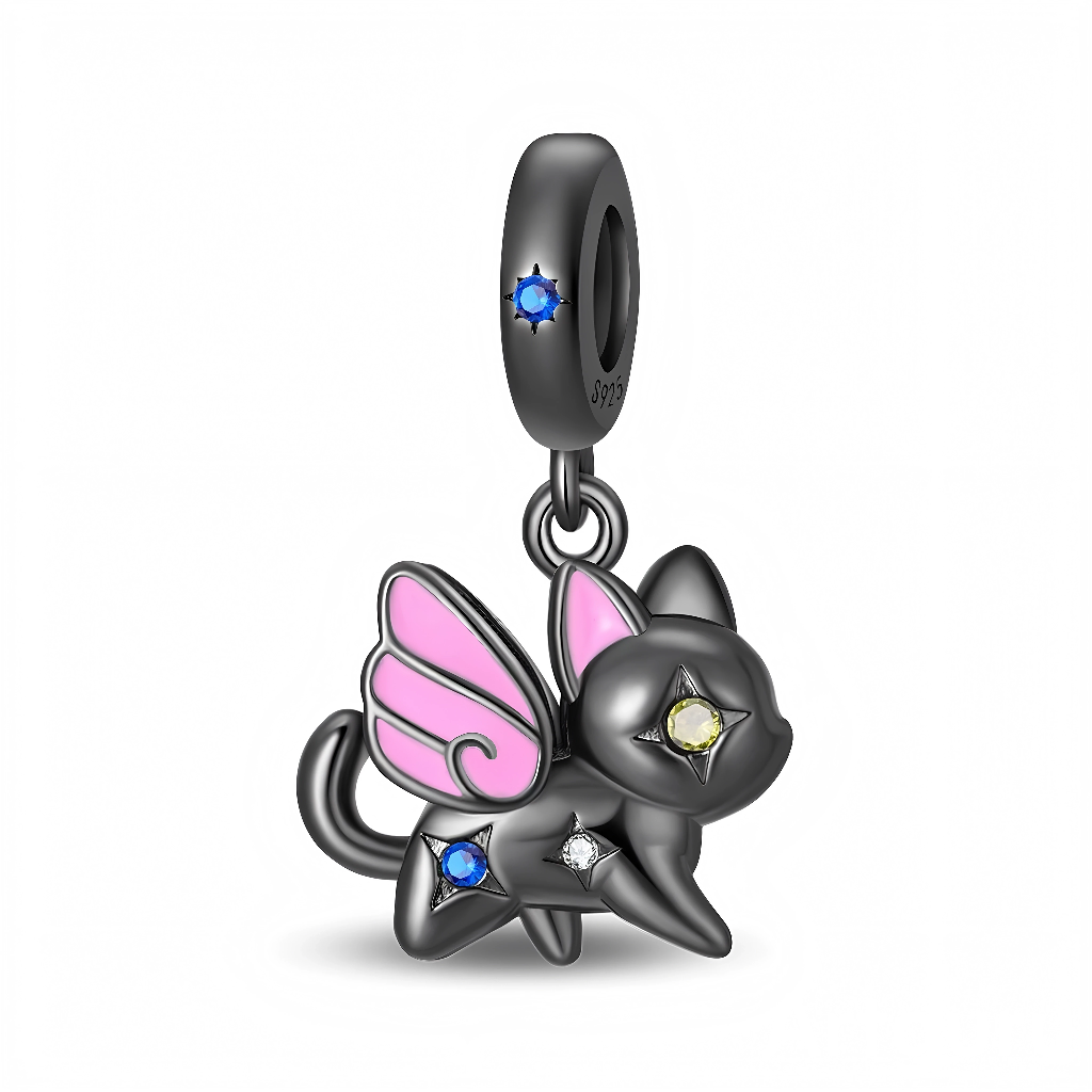 Suspendu à une bélière sombre sertie d’un cristal bleu en forme d’étoile, le chat avance d’un pas décidé, comme en plein vol, avec des ailes roses émaillées qui rappellent l’univers fairycore. Son corps est ponctué de petits cristaux colorés (jaune, bleu, blanc) en forme d’étoiles, ce qui donne l’impression qu’il porte avec lui des fragments de ciel nocturne. Ce bijou ludique conviendra autant aux amoureux des chats qu’aux fans de fantasy, de Halloween ou de styles alternatifs.