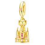 Découvrez la magie avec ce charm Chateau doré. Fabriqué en argent S925, ce charm élégant représente avec finesse le magnifique palais aux dômes dorés et aux détails enchanteurs. Parfaitement compatible avec les bracelets Pandora, il est idéal pour les amoureux de l'univers féérique.&nbsp;