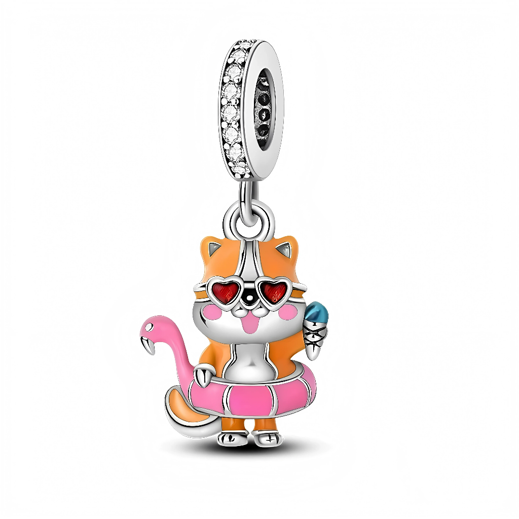 La bélière pavée de zircons transparents apporte une touche de brillance, comme un soleil qui se reflète sur l’eau. En dessous, le chaton orange porte des lunettes rouges en forme de cœur, se tient dans une bouée flamant rose et tient une petite glace bleue, pour un look totalement détendu digne d’un séjour à la plage. Ce bijou haut en couleur est parfait pour les amoureux des chats et de l’été, ou pour se rappeler de ses plus belles journées au bord de la mer.