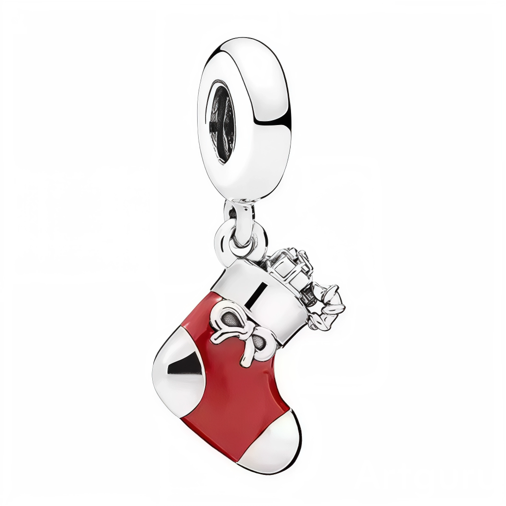 Ce charm capture la magie de Noël avec une chaussette rouge vernissée, rehaussée d’embouts argentés miroir et d’un nœud délicat à la cheville. À l’ouverture, de mini paquets et rubans finement ciselés dépassent, comme tout juste glissés par le Père Noël. Lumineux et joyeux, il se porte seul pour une touche festive immédiate ou s’associe à d’autres symboles de saison pour un bracelet thématique.