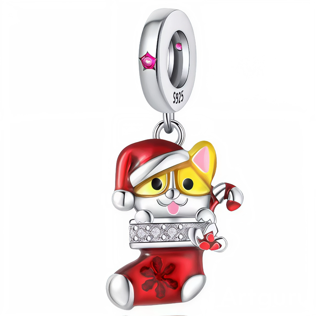 Ce charm capture la magie de Noël avec une chaussette rouge vernissée, rehaussée d’embouts argentés miroir et d’un nœud délicat à la cheville. À l’ouverture, de mini paquets et rubans finement ciselés dépassent, comme tout juste glissés par le Père Noël. Lumineux et joyeux, il se porte seul pour une touche festive immédiate ou s’associe à d’autres symboles de saison pour un bracelet thématique.