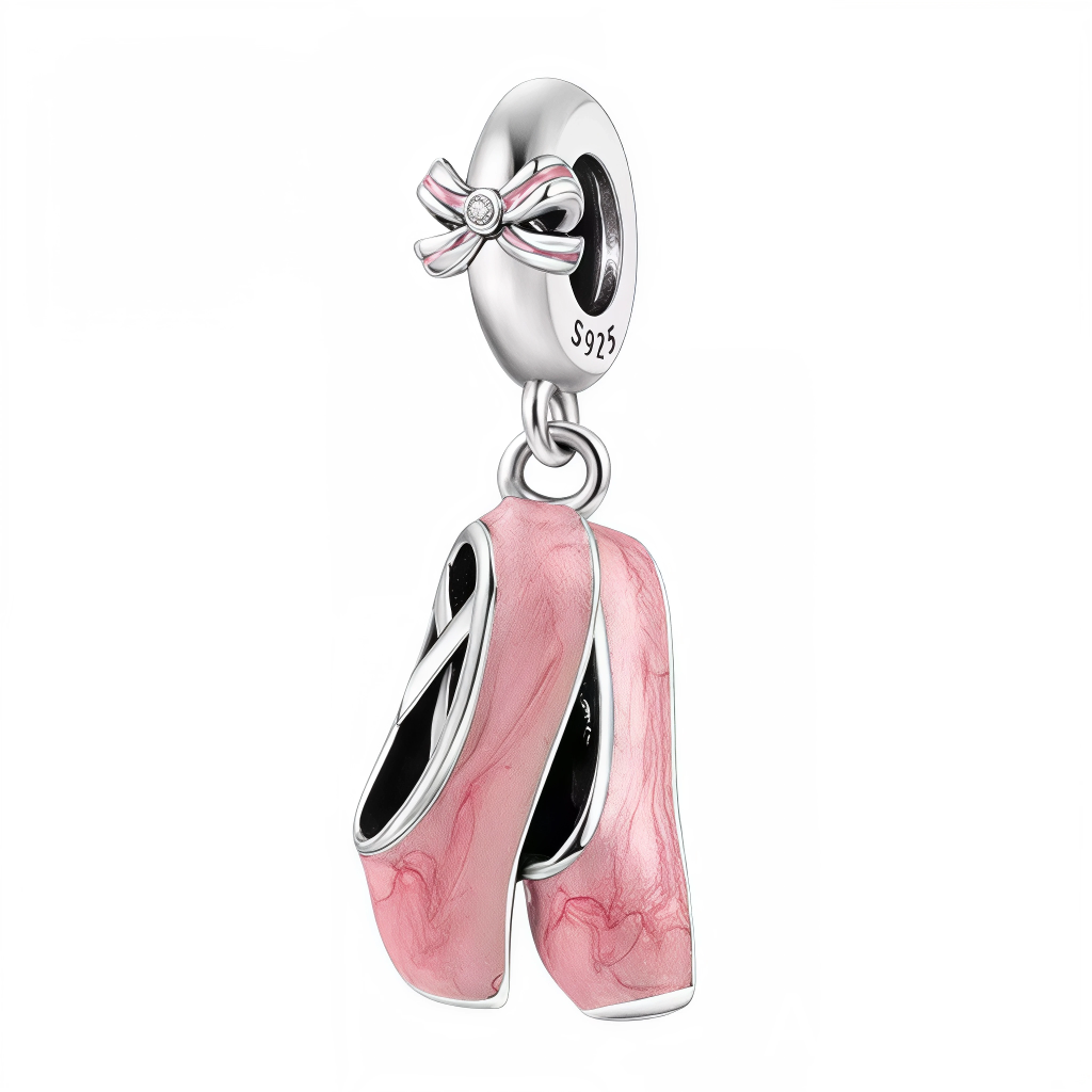Ce charm célèbre l’élégance de la danse classique avec une paire de pointes délicatement sculptées, finition émail rose nacré aux reflets doux. La bélière s’agrémente d’un nœud miniature et d’une pierre claire qui captent la lumière à chaque mouvement. Parfait pour symboliser passion, discipline et poésie, il s’offre à une danseuse ou à toute personne sensible à l’esthétique du ballet.