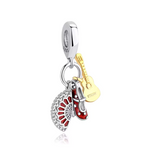 Ajoutez une touche d’élégance et de culture à votre collection avec ce charm représentant des chaussures de danse, un éventail et une guitare, emblématiques de l'art et de la tradition espagnole. Fabriqué en argent 925, ce bijou symbolise la grâce du flamenco, la passion de la musique et le raffinement des traditions. Parfait pour les amateurs de danse, de musique et de voyages, ce charm apporte une énergie vibrante et authentique à votre bijou.