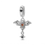 Ce charm pendant en&nbsp;argent&nbsp;925 affiche une chauve-souris gothique stylisée, centrée autour d’une pierre goutte facettée couleur ambre, avec une petite étoile pendante sertie d’un cristal noir.