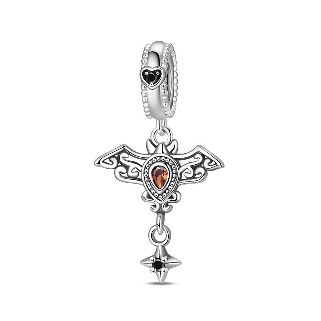 Ce charm pendant en&nbsp;argent&nbsp;925 affiche une chauve-souris gothique stylisée, centrée autour d’une pierre goutte facettée couleur ambre, avec une petite étoile pendante sertie d’un cristal noir.
