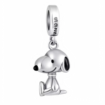 Ce charm charmant montre un chien au museau allongé et fin assis en argent sterling poli, avec un sourire espiègle et collier discret pour un air décontracté et fidèle. Les détails noirs sur museau et yeux accentuent son expression joyeuse et malicieuse, avec une posture stable et pattes posées. Symbole de complicité paisible et d’amitié sincère, il diffuse bonne humeur canine sur tout bracelet.

Caractéristiques :

Matière : Argent 925 (S925).
Design : Figurine chien assis profil museau long, yeux noirs mu