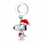 Ce charm festif met en scène un chien au museau fin et tacheté, habillé en Père Noël avec bonnet rouge pomponné, veste rouge émaillée et pantalon argent, posture joyeuse et dynamique. Les accents noirs sur museau et contours renforcent l’expression malicieuse et chaleureuse. Symbole de magie hivernale et de générosité espiègle, il illumine tout bracelet d’une vibe noëlesque irrésistible.

Caractéristiques :

Matière : Argent 925 (S925) avec émail rouge.
Design : Chien tacheté bonnet rouge veste, pompon blan