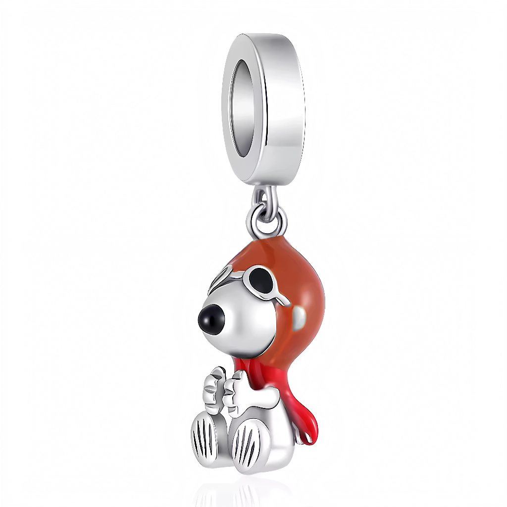 Ce charm dynamique représente un petit chien au museau allongé en tenue d’aviateur, avec une écharpe rouge flottante, des lunettes rondes sur le nez et un casque assorti, prêt pour le décollage. Les détails émaillés rouge vif contrastent avec l’argent sterling poli pour un effet vintage et aventureux. Symbole d’audace espiègle et de rêves aériens, il infuse esprit explorateur sur tout bracelet.

Caractéristiques :

Matière : Argent 925 (S925) avec émail rouge.
Design : Figurine chien aviateur lunettes casqu