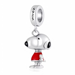 Ce charm espiègle représente un chien au museau fin et allongé debout en argent sterling, vêtu d’une veste rouge vive et col assorti pour un look décontracté chic. Les détails noirs sur museau, yeux et contours mettent en valeur son expression joyeuse et dynamique, avec posture confiante. Symbole de complicité stylée et d’aventure fidèle, il égaye tout bracelet d’une bonne humeur canine.

Caractéristiques :

Matière : Argent 925 (S925) avec émail rouge.
Design : Figurine chien debout museau long, veste roug