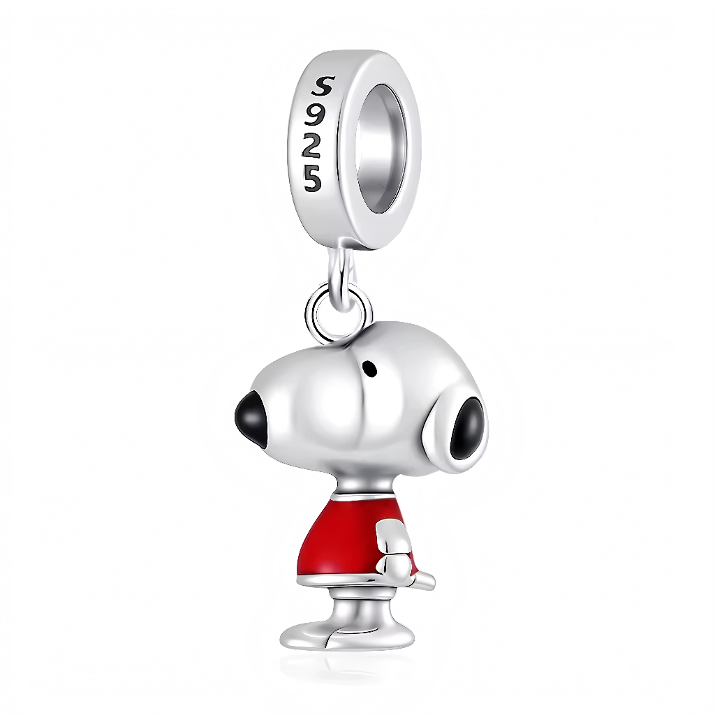 Ce charm espiègle représente un chien au museau fin et allongé debout en argent sterling, vêtu d’une veste rouge vive et col assorti pour un look décontracté chic. Les détails noirs sur museau, yeux et contours mettent en valeur son expression joyeuse et dynamique, avec posture confiante. Symbole de complicité stylée et d’aventure fidèle, il égaye tout bracelet d’une bonne humeur canine.

Caractéristiques :

Matière : Argent 925 (S925) avec émail rouge.
Design : Figurine chien debout museau long, veste roug