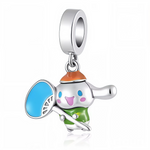 Ce charm dynamique dépeint un chiot blanc aux grands yeux roses joyeux et joues rougissantes, vêtu d’une tenue verte, bonnet orange et tenant un éventail bleu vif d’une patte levée. Le design 3D poli capture le sourire éclatant et le mouvement festif pour une énergie pétillante. Symbole de célébration élégante et de gaieté canine, il anime les bracelets avec une touche de danse printanière.

Caractéristiques :

Matière : Argent 925 (S925) avec émail bleu, orange et vert.
Design : Chiot blanc bonnet orange t