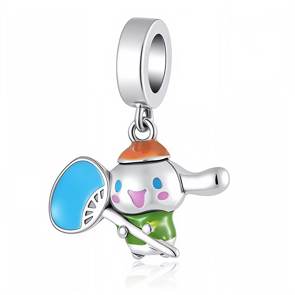 Ce charm dynamique dépeint un chiot blanc aux grands yeux roses joyeux et joues rougissantes, vêtu d’une tenue verte, bonnet orange et tenant un éventail bleu vif d’une patte levée. Le design 3D poli capture le sourire éclatant et le mouvement festif pour une énergie pétillante. Symbole de célébration élégante et de gaieté canine, il anime les bracelets avec une touche de danse printanière.

Caractéristiques :

Matière : Argent 925 (S925) avec émail bleu, orange et vert.
Design : Chiot blanc bonnet orange t