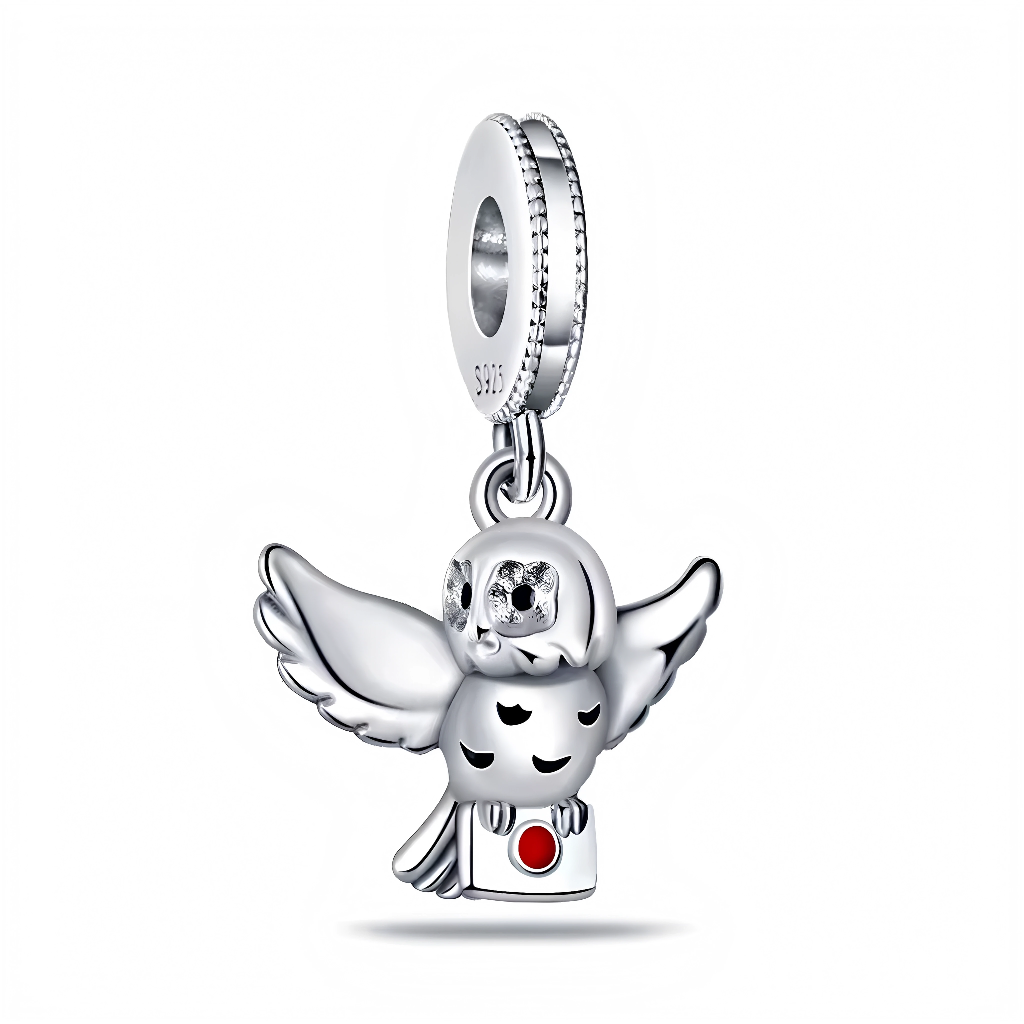 Fais voler la fidélité à ton poignet avec ce charm Chouette Hedwige Harry Potter en argent sterling 925, portrait saisissant de la neige blanche qui livrait les lettres de Poudlard et les secrets du Survivant. Ses yeux ambre perçants, plumes texturées et posture altière capturent la messagère royale qui survolait Privet Drive et les champs de bataille. Suspendue à une bélière lisse compatible bracelets Pandora, cette fidèle compagne glisse silencieusement à travers tes journées. Poinçonné S925, sans nickel 