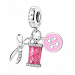 Ajoutez une touche créative à votre collection avec ce charm représentant une paire de ciseaux accompagnée d’un bouton et de fil. Ce bijou en argent 925 célèbre l’artisanat et le savoir-faire, parfait pour les amateurs de couture et de DIY.