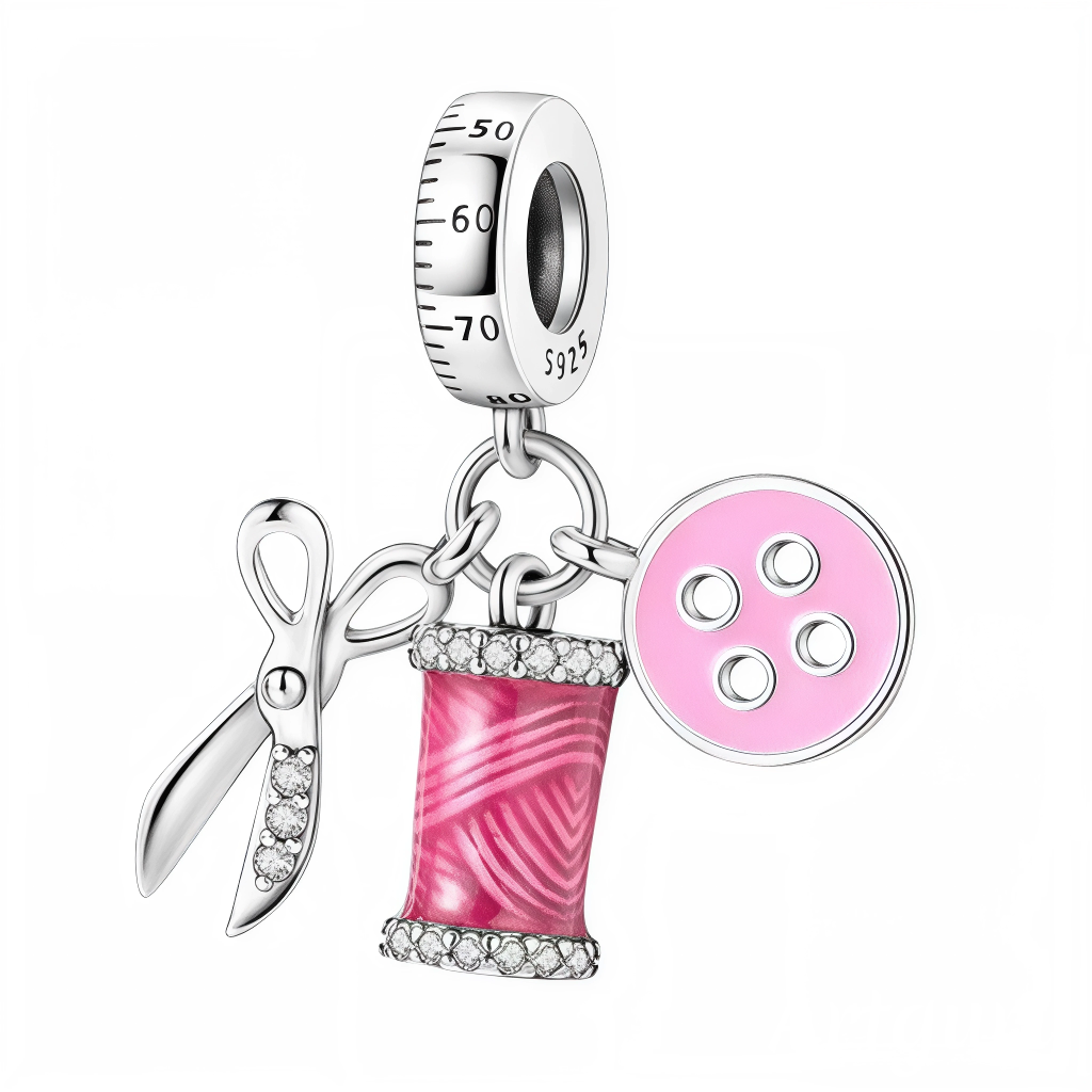 Ajoutez une touche créative à votre collection avec ce charm représentant une paire de ciseaux accompagnée d’un bouton et de fil. Ce bijou en argent 925 célèbre l’artisanat et le savoir-faire, parfait pour les amateurs de couture et de DIY.