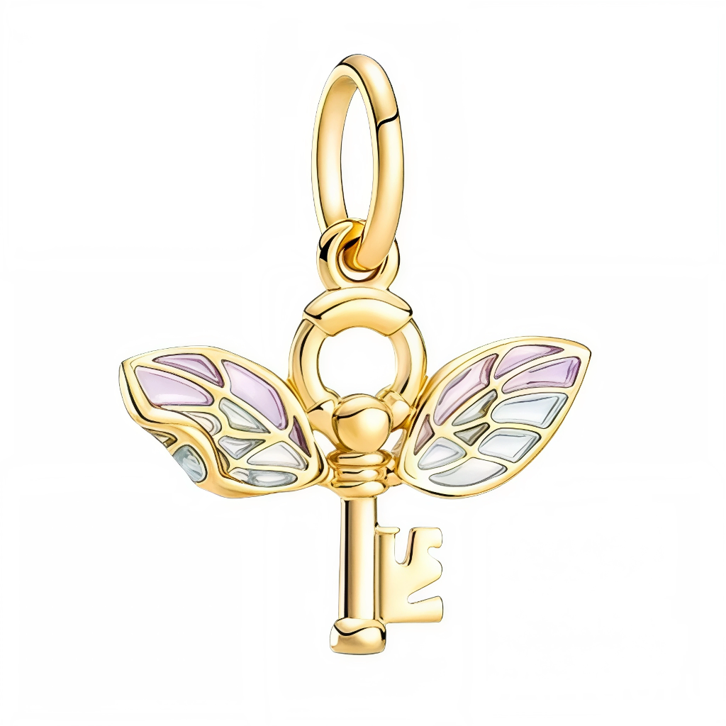 Ouvre les portes du mystère avec ce charm Clé Ailée Harry Potter plaqué or, réplique enchantée de la fameuse clé ailée ailée qui protégeait la Pierre Philosophale dans les cachots de Poudlard. Ses ailes délicatement déployées et son anneau ciselé capturent le vol frénétique de cette clé magique, pivotant au gré de tes mouvements. Suspendue à une bélière lisse compatible bracelets Pandora, elle déverrouille l'élégance à ton poignet avec un éclat doré intemporel. Plaqué or durable, sans nickel et Fluffy-proof