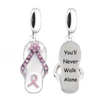 Ce pendentif en forme de claquette met en lumière le ruban rose, symbole international de la lutte contre le cancer du sein, souligné par des strass roses pour une touche lumineuse et engagée. Le revers gravé “You’ll Never Walk Alone” rappelle un message de soutien et de solidarité porté par de nombreux charms de sensibilisation, souvent compatibles avec les bracelets de style européen type Pandora. L’ensemble associe métal argenté et détails émaillés/zircons roses pour un bijou à la fois doux et fort, pens
