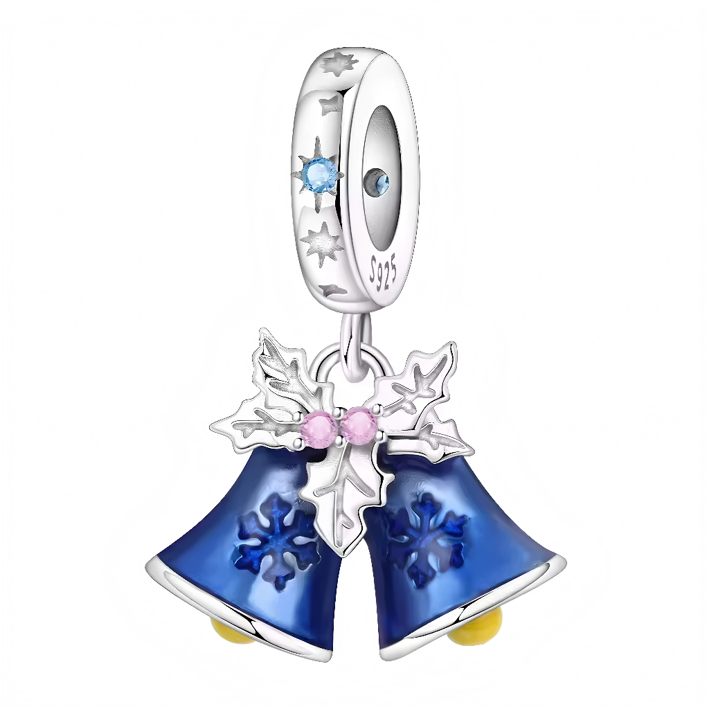 Ce charm en argent 925 met en scène deux cloches bleues brillantes décorées de flocons neige gravés, reliées par un branchage de houx aux feuilles vertes et baies roses, avec langue jaune joyeuse et anneau supérieur pavé d’étoiles et zircon bleu central. Il tinte de la magie festive hivernale, parfait pour égayer un bracelet de Noël ou saison froide.

Caractéristiques :

Matière : Argent 925, émail bleu nuit, zircons bleu/rose
Design : Duo cloches floconnées avec houx baies, bélière étoilée pavée
Style : No