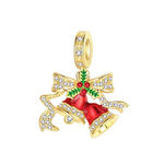 Ajoutez une touche festive et chaleureuse à votre collection avec ce charm Cloches de Noël Dorées. Fabriqué en métal doré avec des détails finement sculptés, ce charm représente une paire de cloches de Noël ornées d’un petit nœud festif, rappelant les mélodies joyeuses de la saison des fêtes. Parfait pour ceux qui aiment la magie de Noël et les accents dorés élégants, ce charm illuminera votre poignet avec une note classique et raffinée. Compatible avec les bracelets Pandora, il apportera un charme intempor