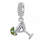 Ajoutez une touche de fête élégante à votre bracelet avec ce charm en forme de verre à cocktail entièrement pavé de cristaux scintillants ! Son design raffiné met en avant un verre décoré d’un cœur ajouré et d’une rondelle de citron vert, elle-même sertie de petits cristaux. La bélière est joliment pavée pour plus de brillance. Idéal pour célébrer l’été ou simplement illuminer ses bijoux d’un éclat festif.