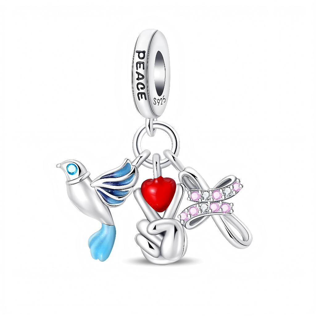 La bélière en argent 925 porte l’inscription « PEACE » et le poinçon S925, d’où pendent trois petits charms : une colombe blanche aux ailes bleu dégradé, une main formant le signe de paix tenant un cœur rouge, et un ruban d’espoir pavé de zircons roses. Chaque élément est articulé sur son anneau, ce qui donne beaucoup de mouvement au bijou et renforce l’idée de paix, d’amour et de soutien aux causes solidaires.