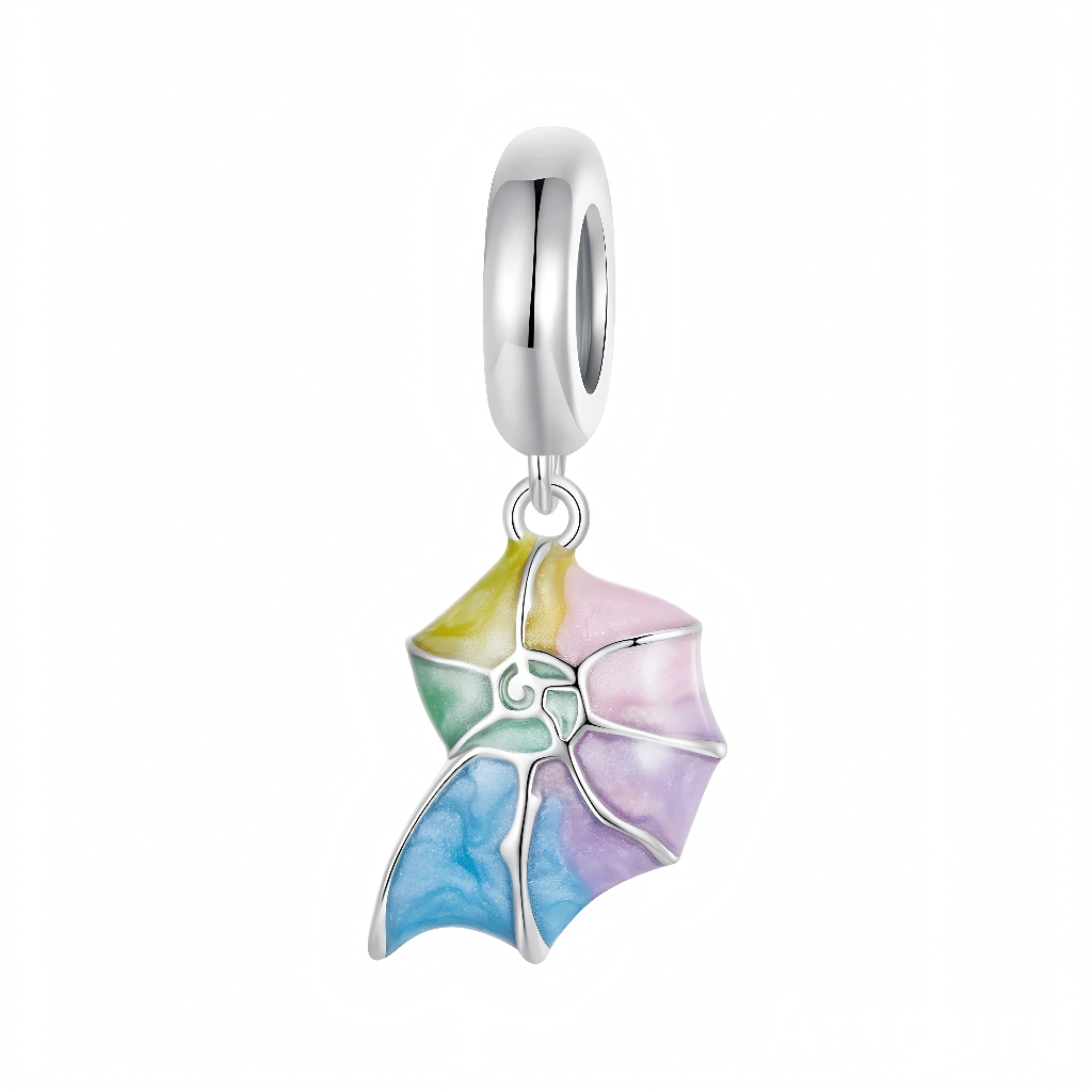 Le coquillage en argent 925 est recouvert d’un émail dégradé vert, jaune, rose, lilas et bleu, créant un effet arc‑en‑ciel doux qui rappelle les reflets nacrés des coquillages au soleil. Les différentes sections du coquillage sont séparées par de fines lignes argentées qui dessinent les nervures naturelles, tandis qu’une bélière lisse et brillante laisse toute la lumière se concentrer sur le pendentif. Ce design évoque les vacances à la plage, les souvenirs de bord de mer et une atmosphère légère et rêveuse