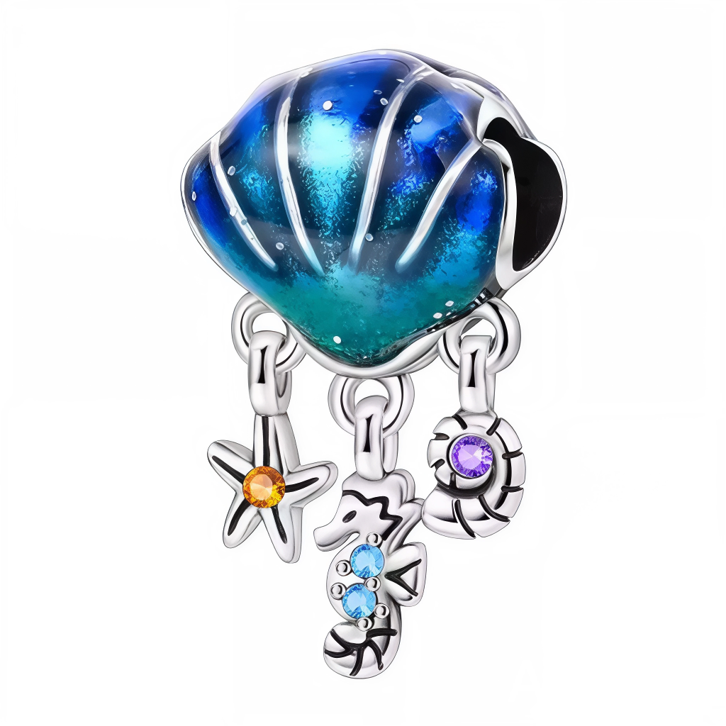 Ce charm évoque un trésor sous-marin à chaque détail : le coquillage laqué bleu turquoise remplit le rôle de médaillon central, d’où pendent un hippocampe serti de pierres bleues, une étoile de mer cristallisée orange et une coquille perlière décorée de violet. Chaque élément symbolise émerveillement et aventure au bord de l’eau. Parfait pour une thématique vacances, été ou rêve aquatique, il illumine le bracelet de reflets scintillants et de motifs marins exquis.